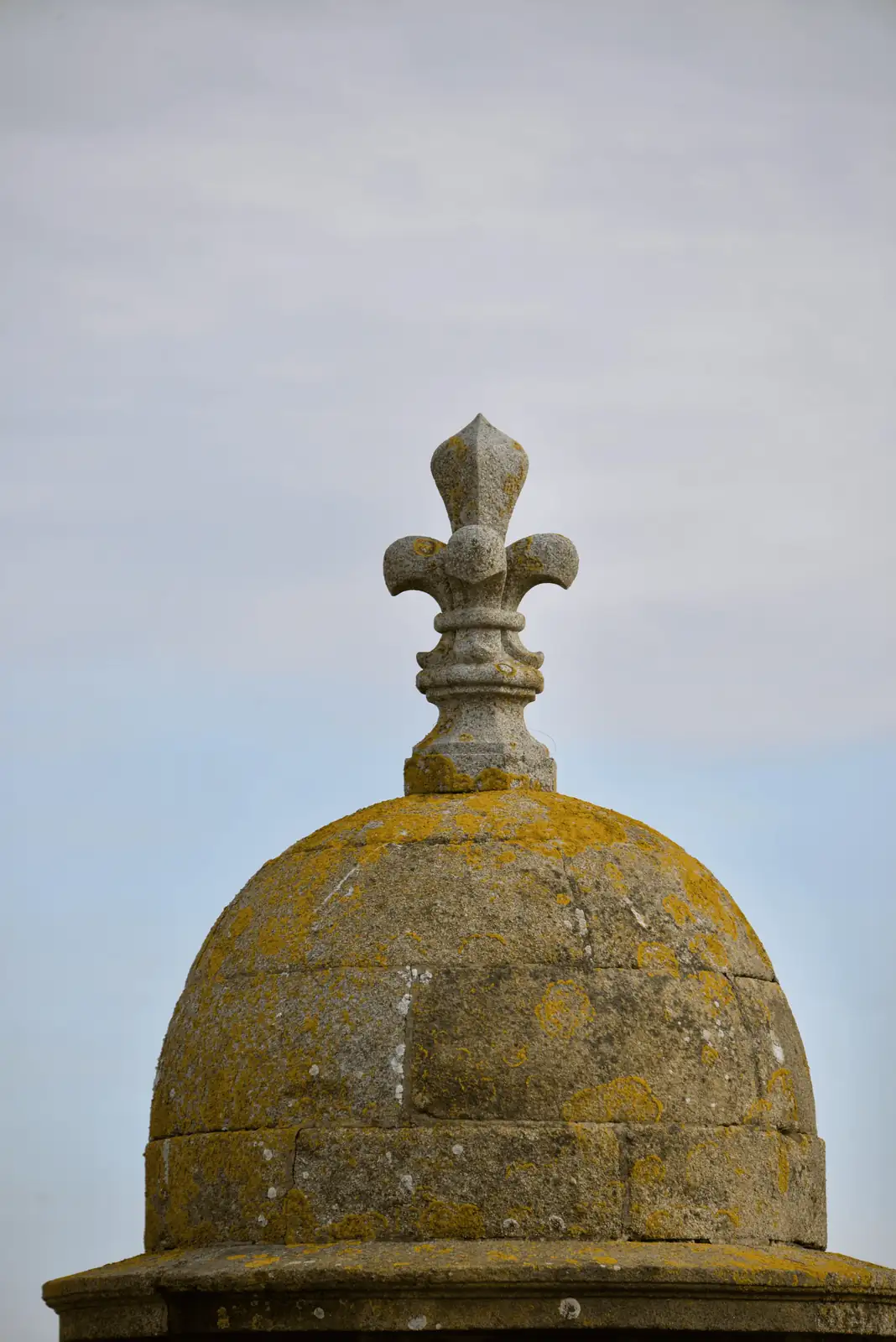 fleur-de-lis symbol on French architecture