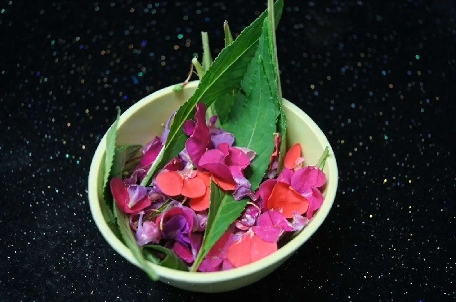 impatiens petal nail dyeing