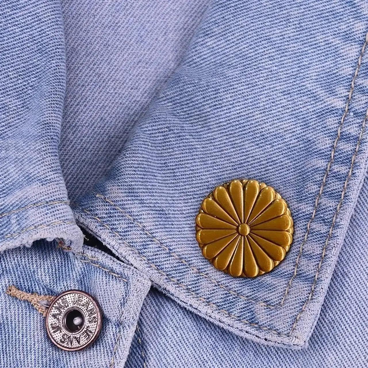 chrysanthemum royal emblem Japan