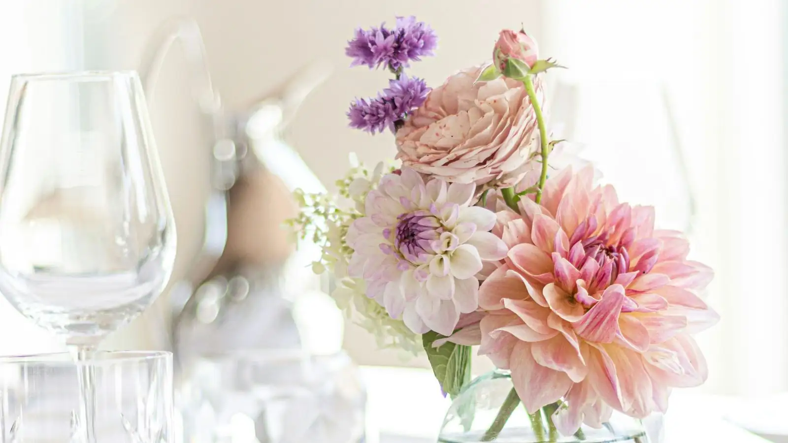dahlia vase dining table