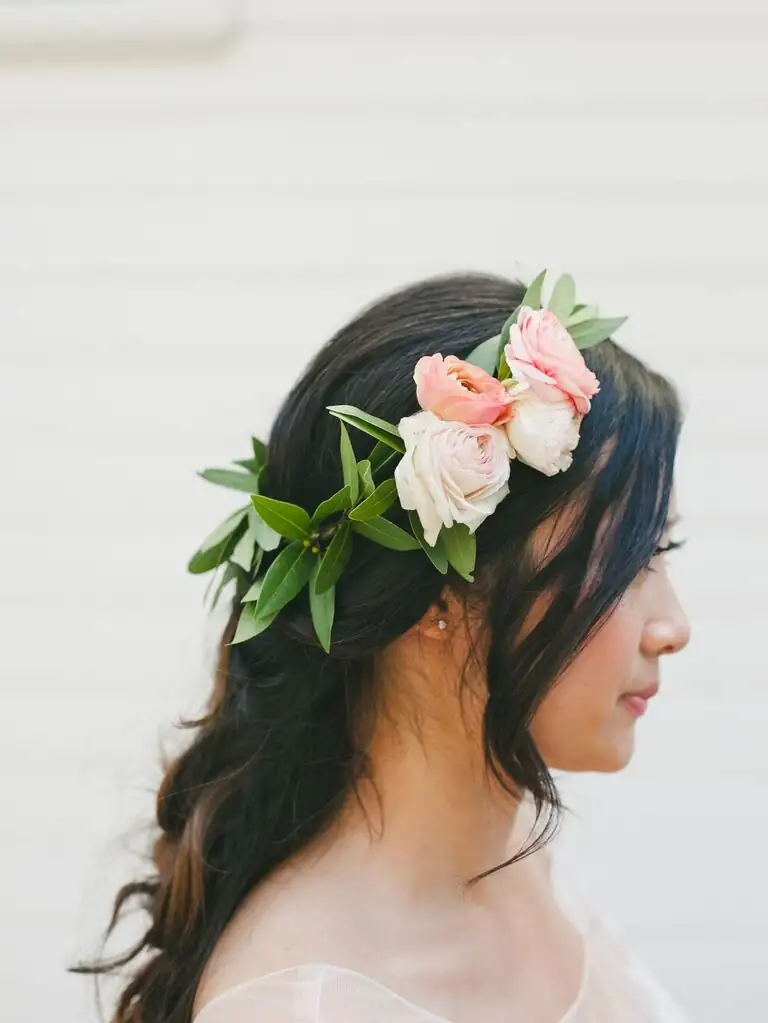bride wearing osmanthus flowers