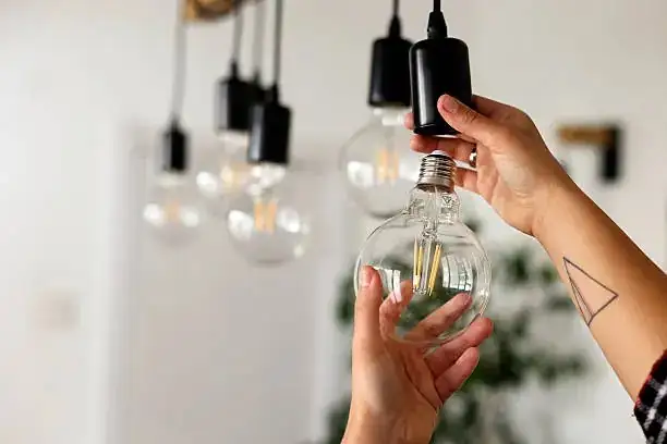 LED灯与荧光灯：省电之王的对决