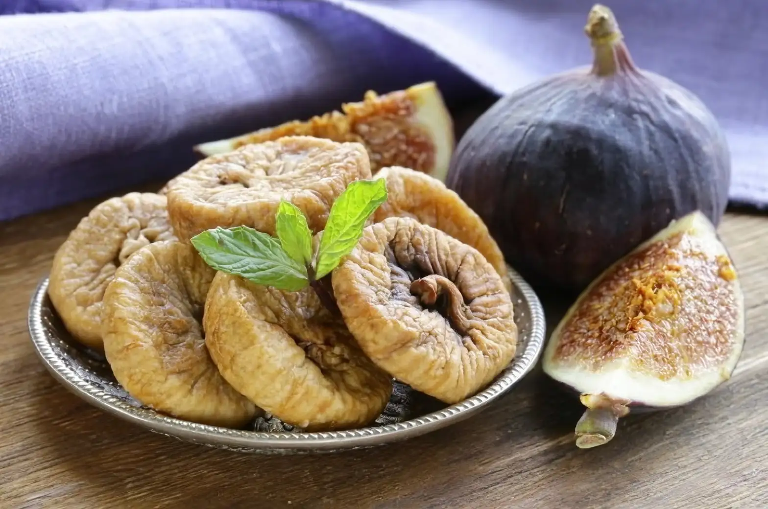 fresh figs and dried figs