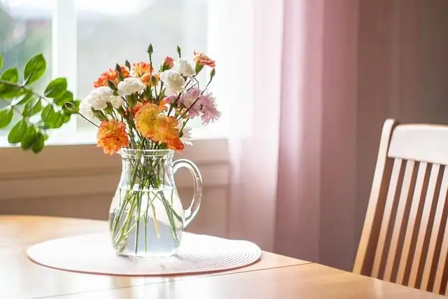 primula polyantha holiday table arrangement