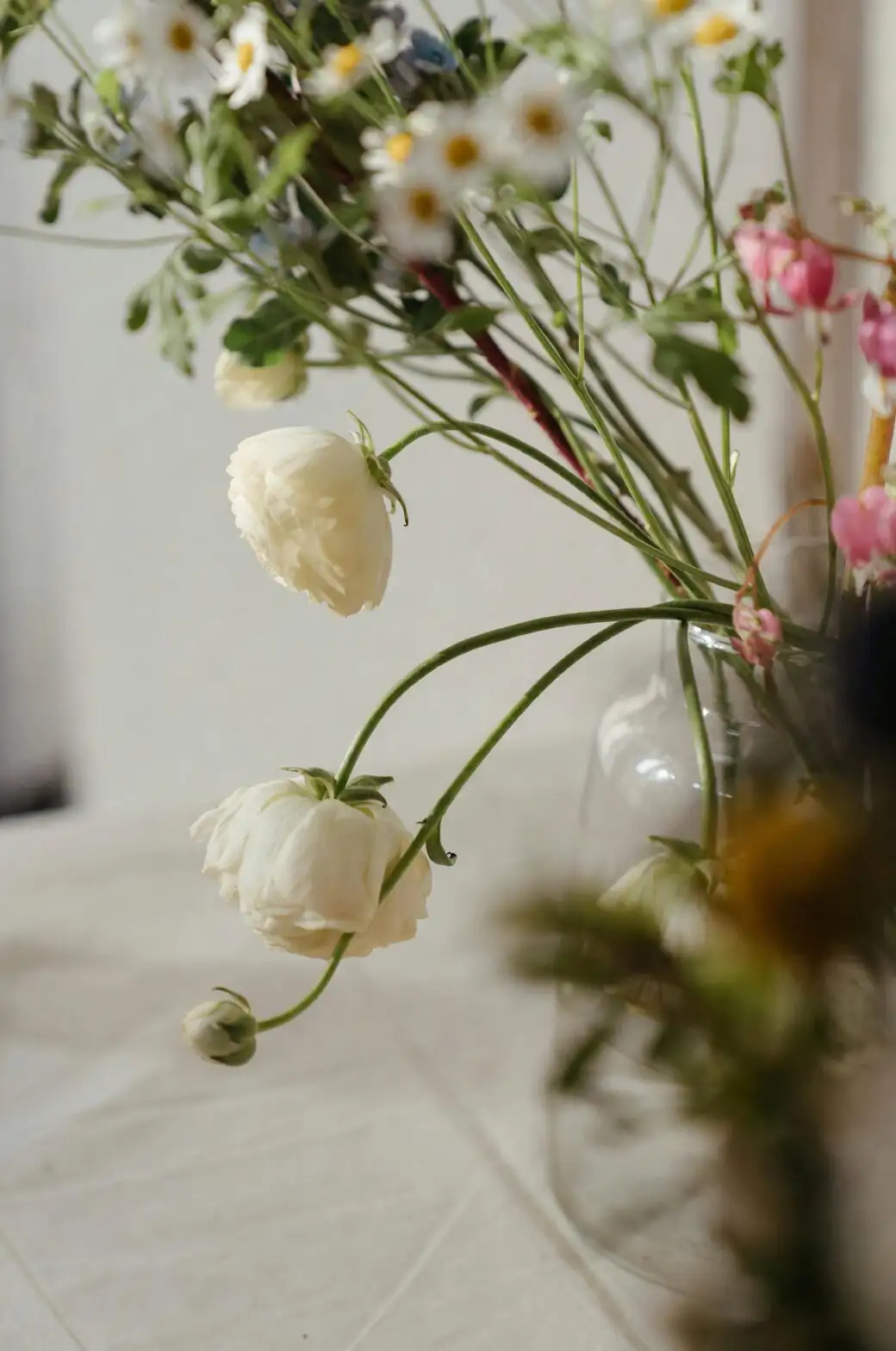 ranunculus diagonal cut low water vase
