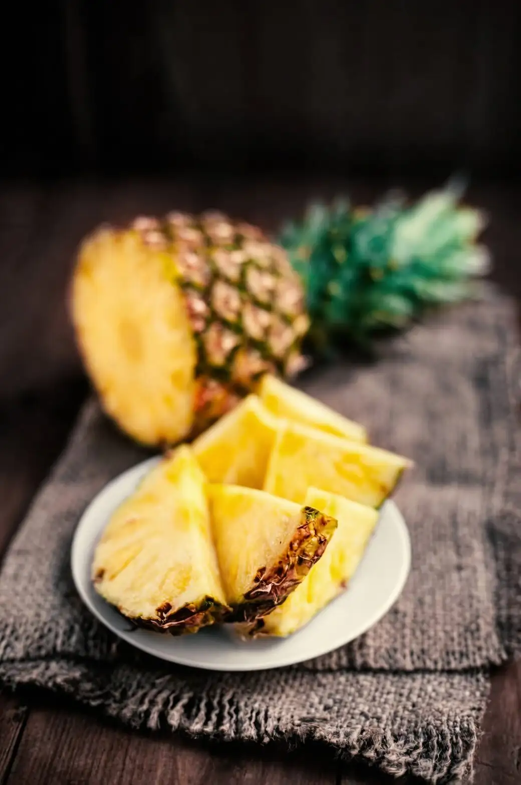pineapple dining table with amaryllis